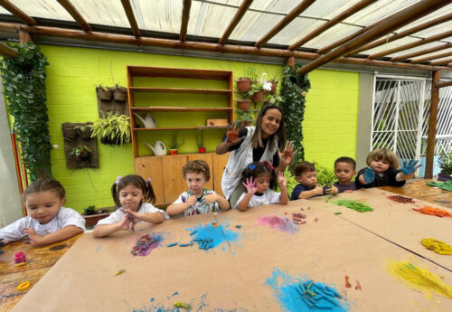 Acessório de carnaval: colar com macarrão colorido
